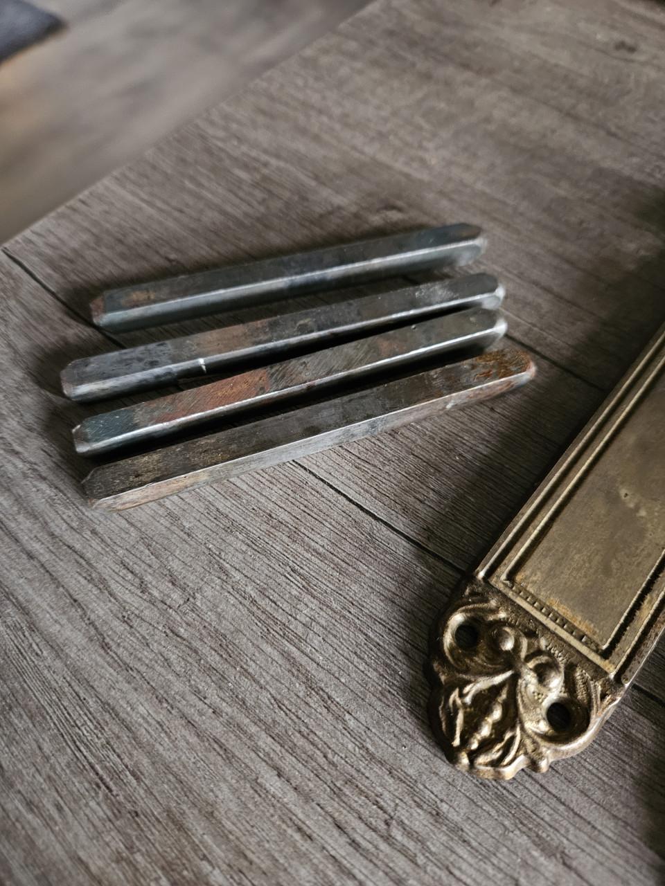 4 x antieke italiaanse deurbeslag met klinken, zijn compleet