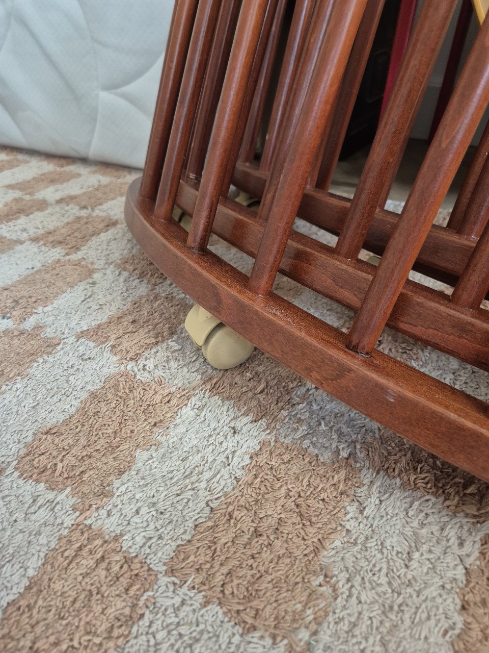 Ronde babybox op wieltjes