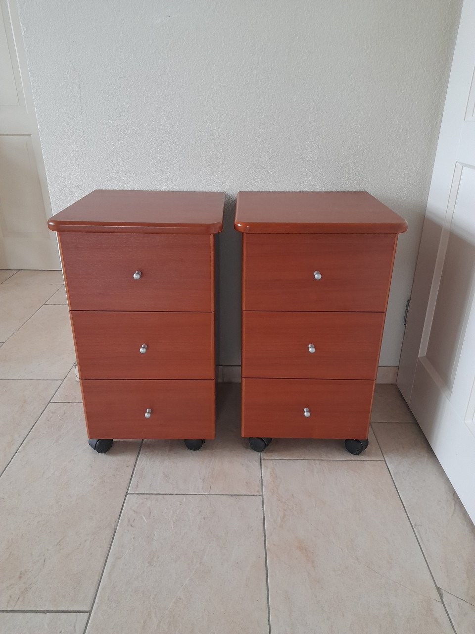 2 Nachtkastjes 38 x 40 x 65H (z.g.a.n.)