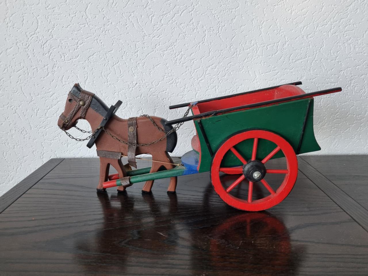Handgemaakte paardenwagen met paard
