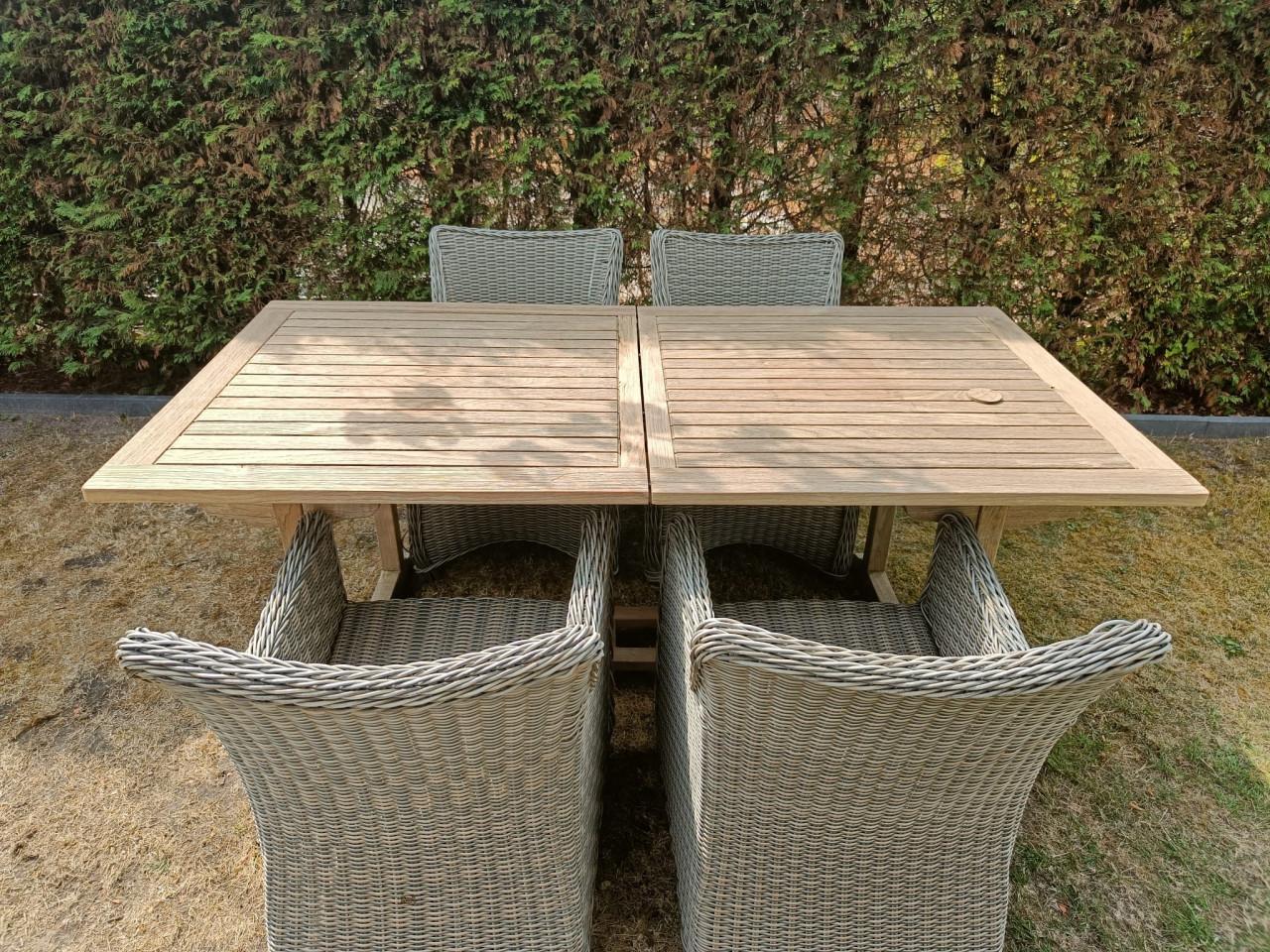 Teakhouten tuintafel met 4 wickerstoelen