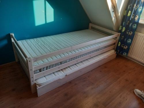 Eenpersoonsbed met uitschuifbaar 2e bed (excl. matrassen)