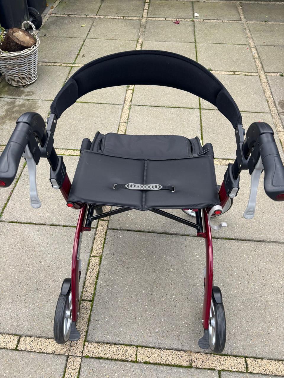 Rollator , bordeaurood, 2 jaar oud