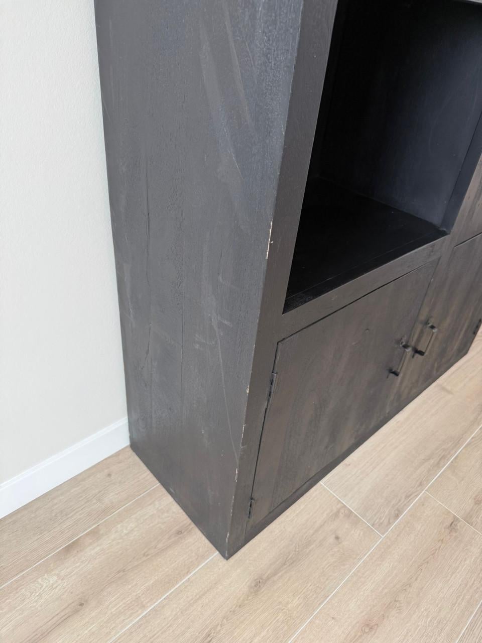 Zwarte houten kast