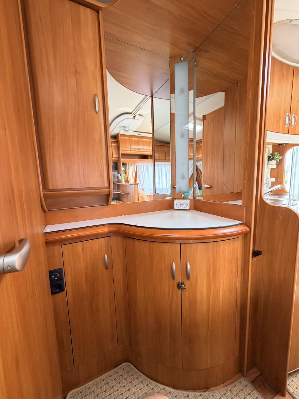 Hobby 410 SFE caravan met voortent en mover (zeer compleet!)