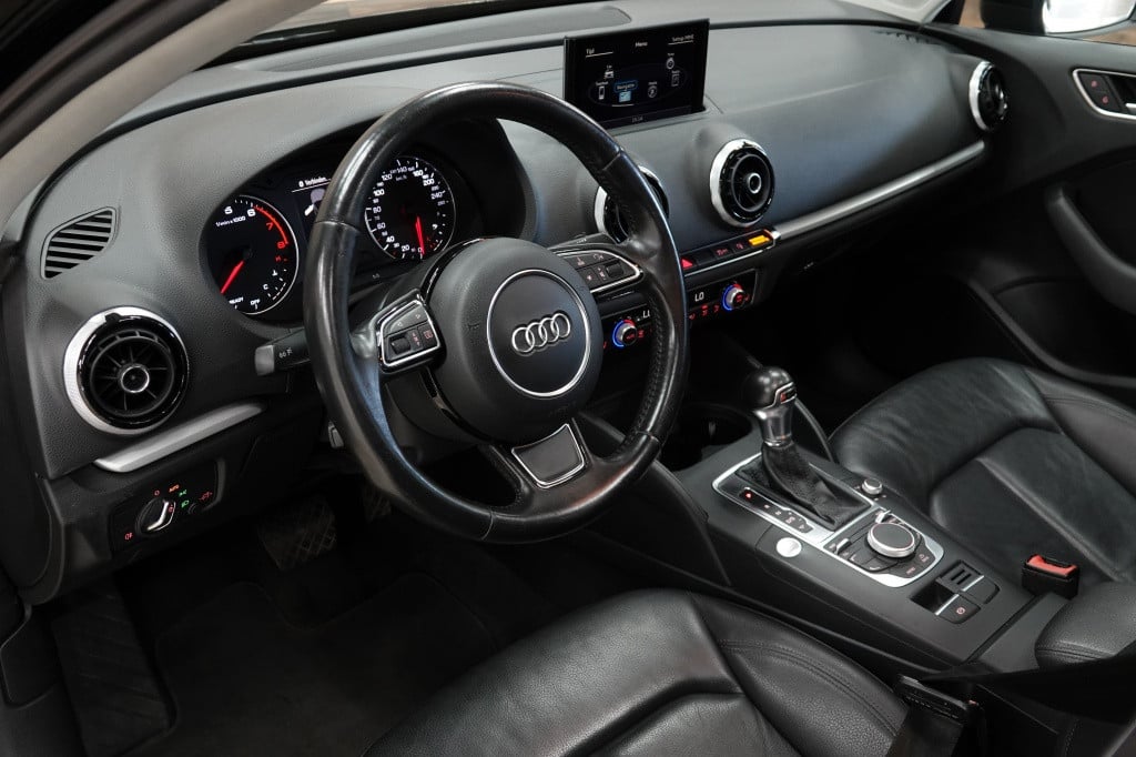 Audi A3 limousine 1.8 tfsi | panorama | leder | camera | pdc |