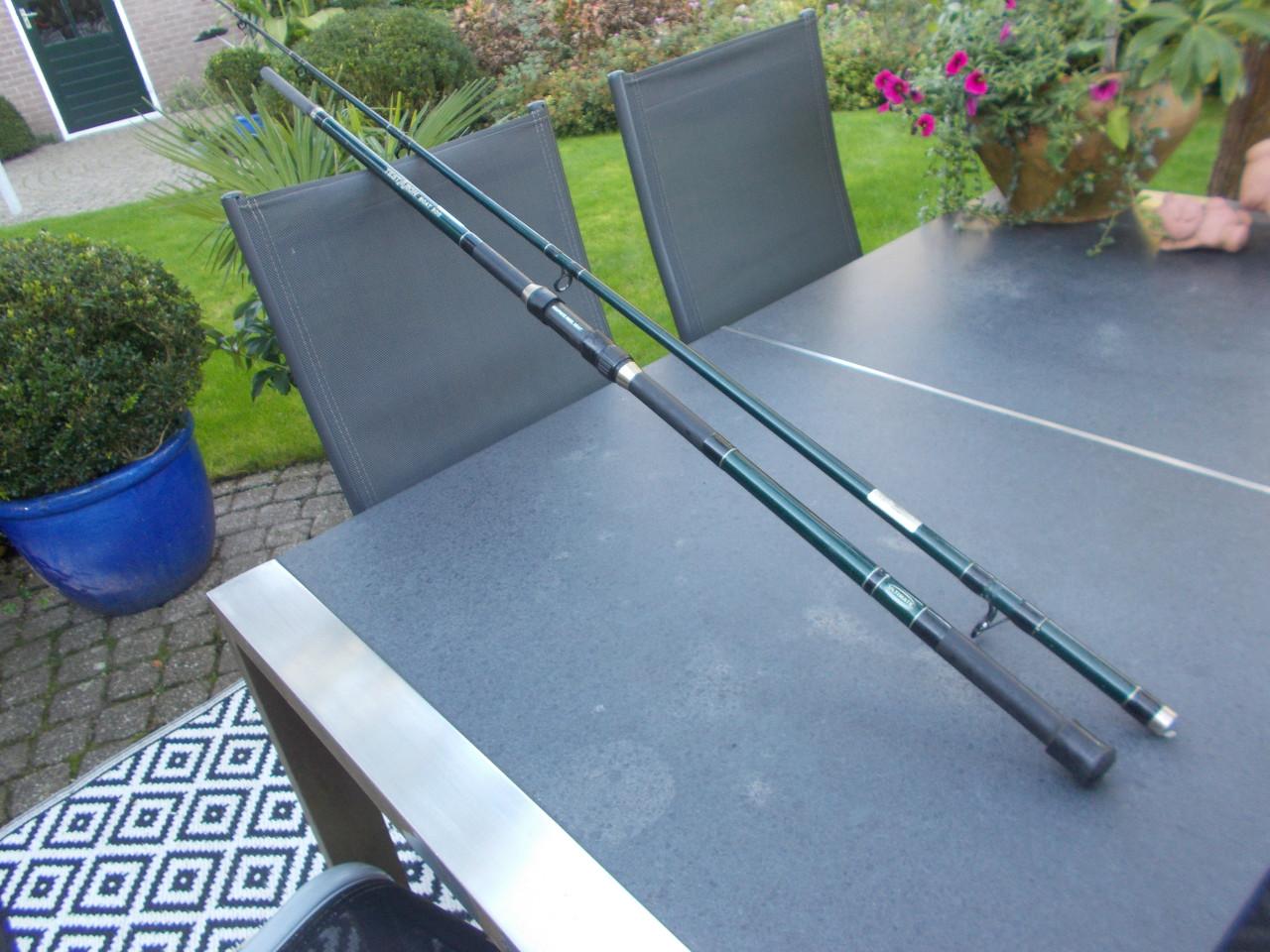 Fraaie tweedelige boothengel, lengte 300 cm , werpgewicht tot 200 gram