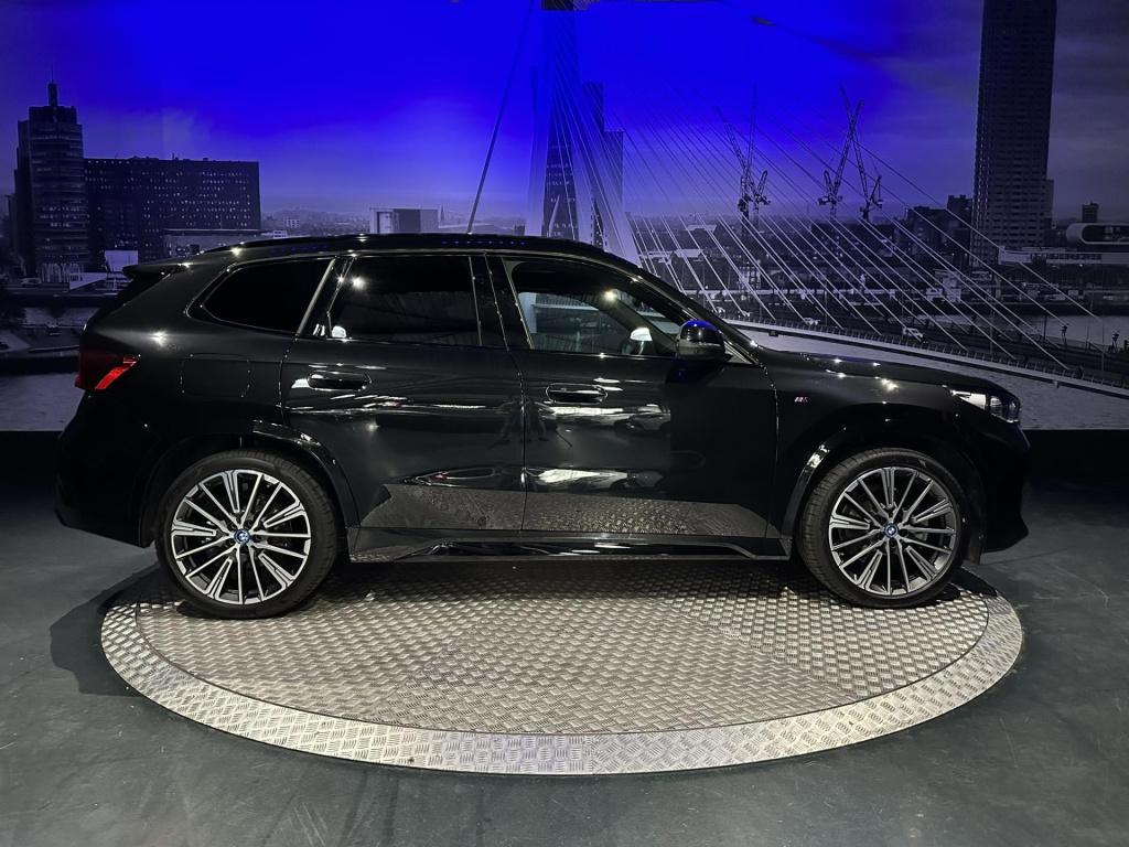 BMW X1 xdrive25e m-pakket *pano*hud*360camera*driveass*20 inch*