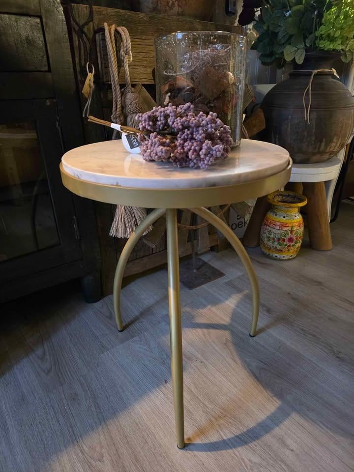 OOK LEUKE BIJZETTAFELTJES VOOR NAAST HET BED....OF ERGENS ANDERS NATUURLIJK