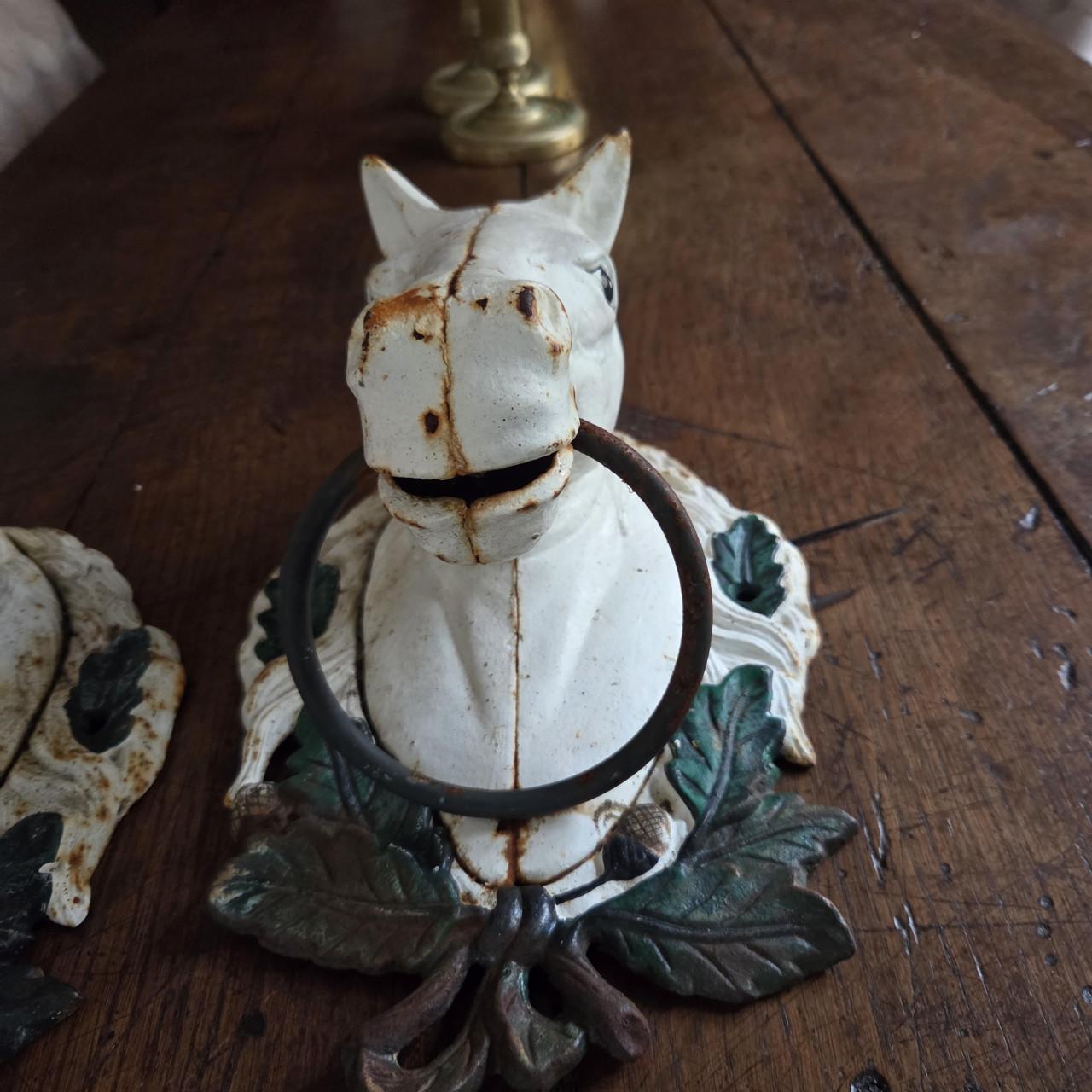 Brocante gietijzeren paardenhoofden