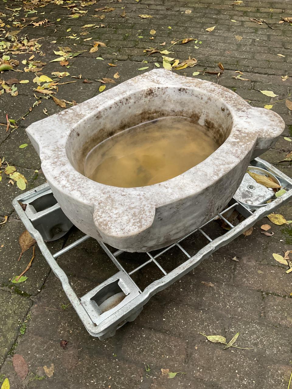 Antieke marmeren wijwaterbak
