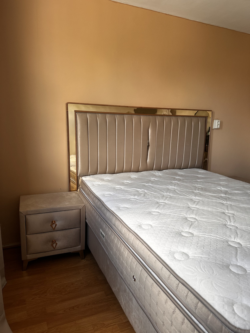 Boxspring Tweepersoons bed  maar 2 jaar oud + nachtkastjes + voetbank