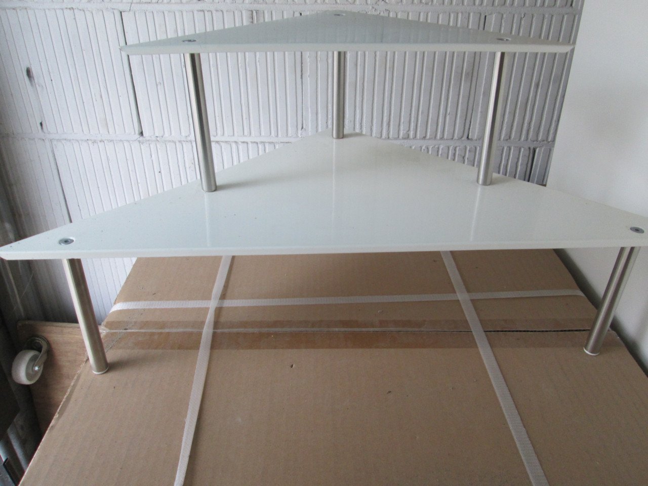 2 metalen hoek etagere's