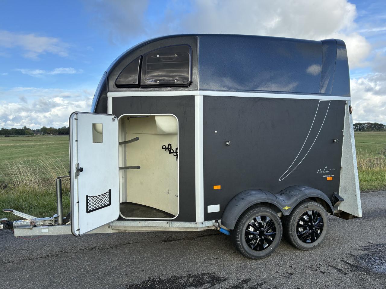 Prachtige 2 paards Humbaur Aero met zadelkamer en aluminium bodem