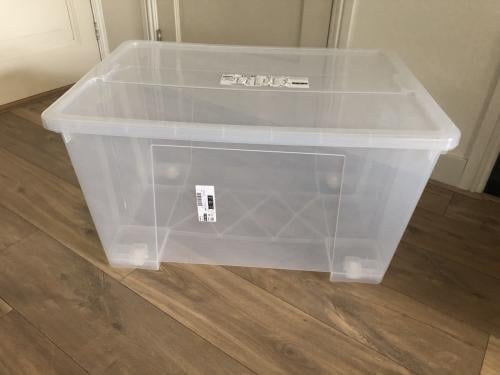 Grote plastic Ikea Samla opbergbak met deksel.