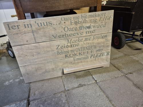 Houten wandbord met Zeeuwse tekst