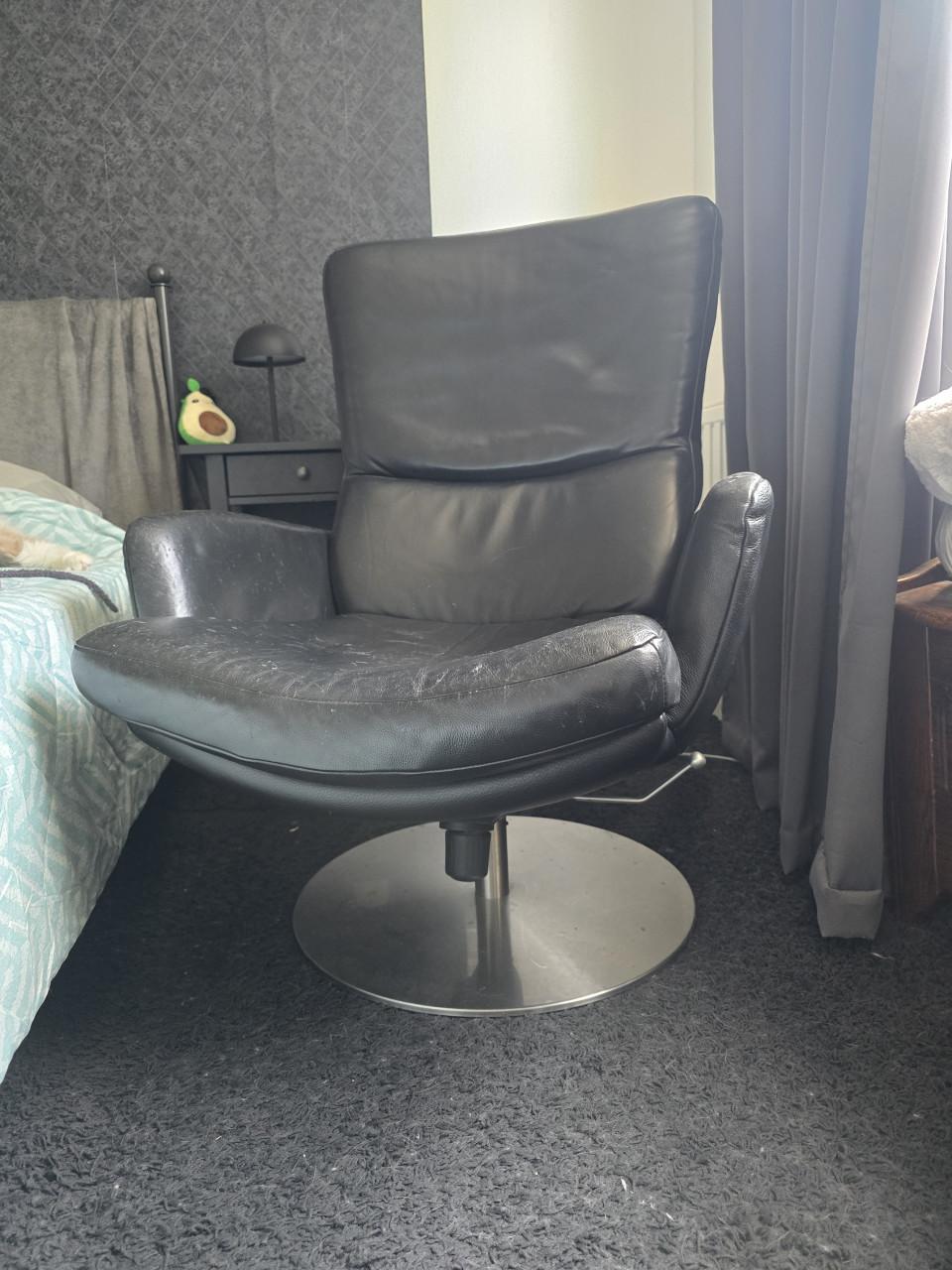 Zwarte leren eetkamerstoelen en fauteuil met poef