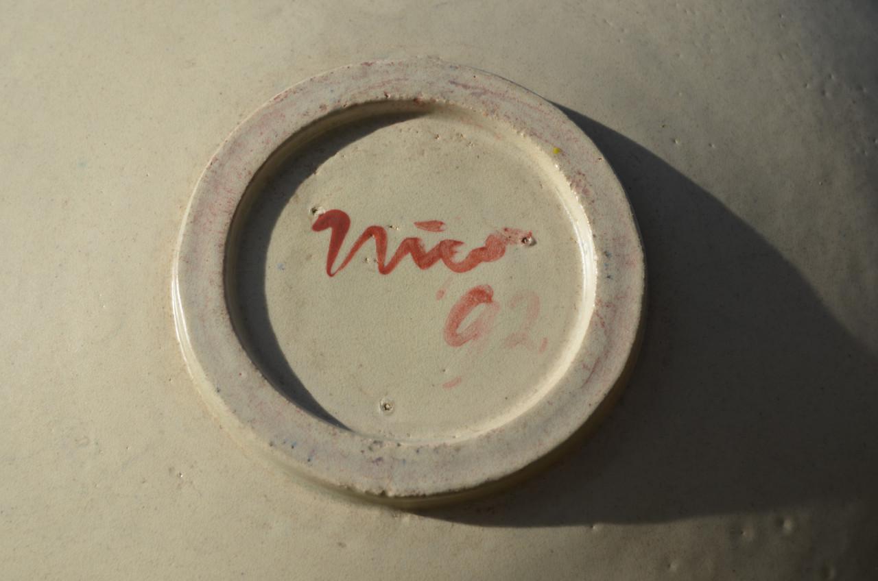 Fraaie grote aardewerk schotel, gesigneerd, gedateerd (2)