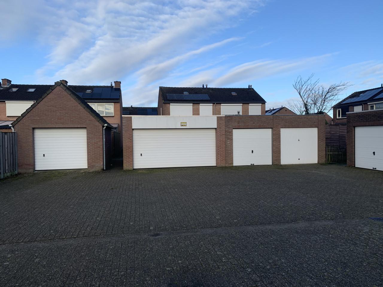 Te huur: Ruime dubbel garagebox 32m2