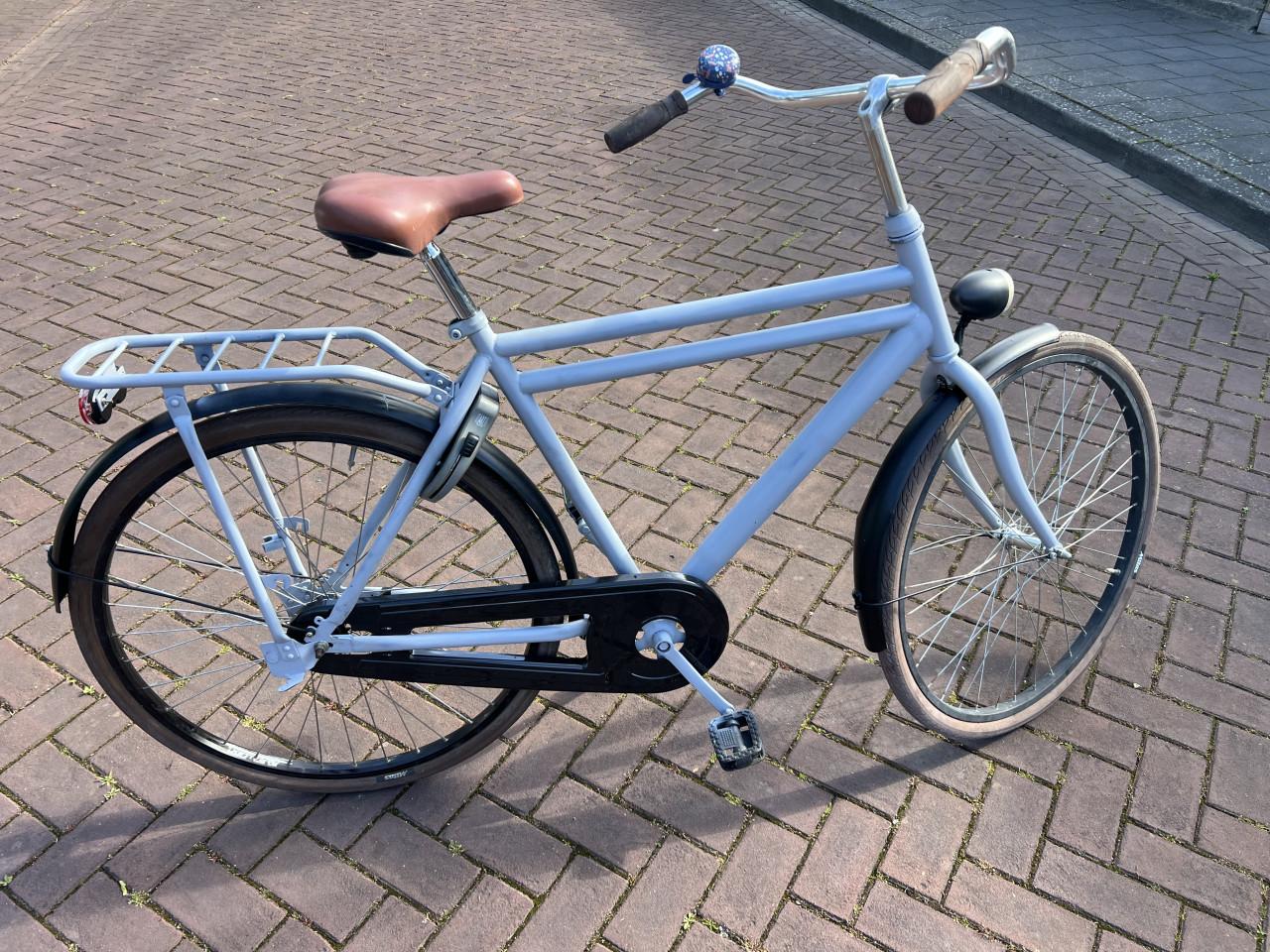 Zwart - grijs kleurige degelijke jongensfiets te koop.