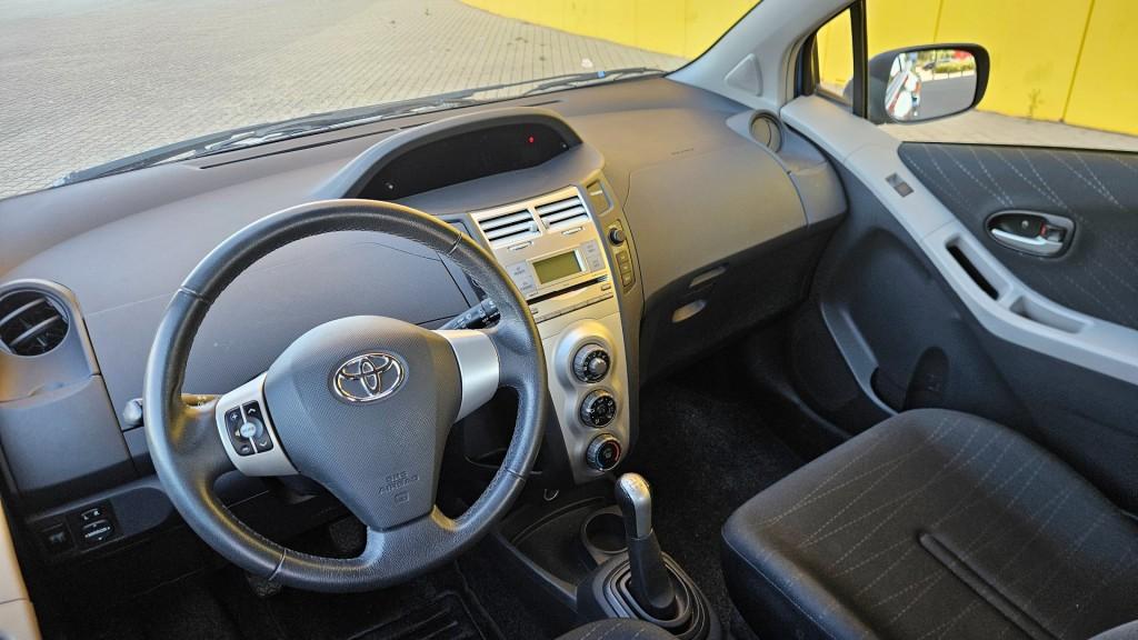 Toyota Yaris 1.3 vvti cool / nl auto / nap