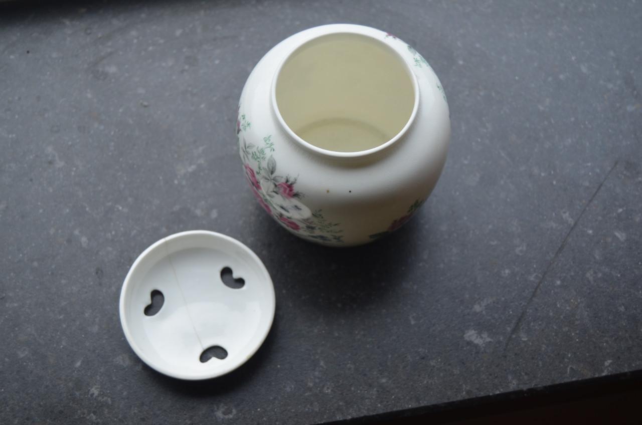 Roy Kirkham Staff. bone China potpourri potje