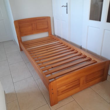 2 x Massief houten 1 persoons bed 90 x 200  €40 per stuk