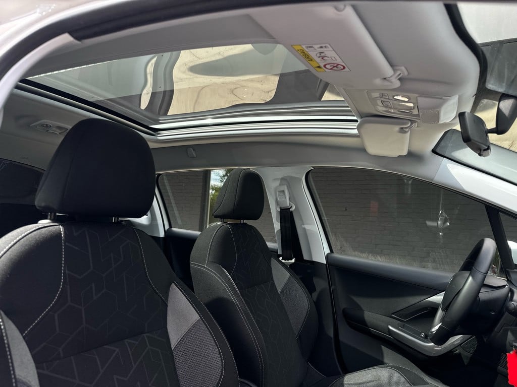 Peugeot 2008 1.2 t blue lion // panoramadak // apple carplay //
