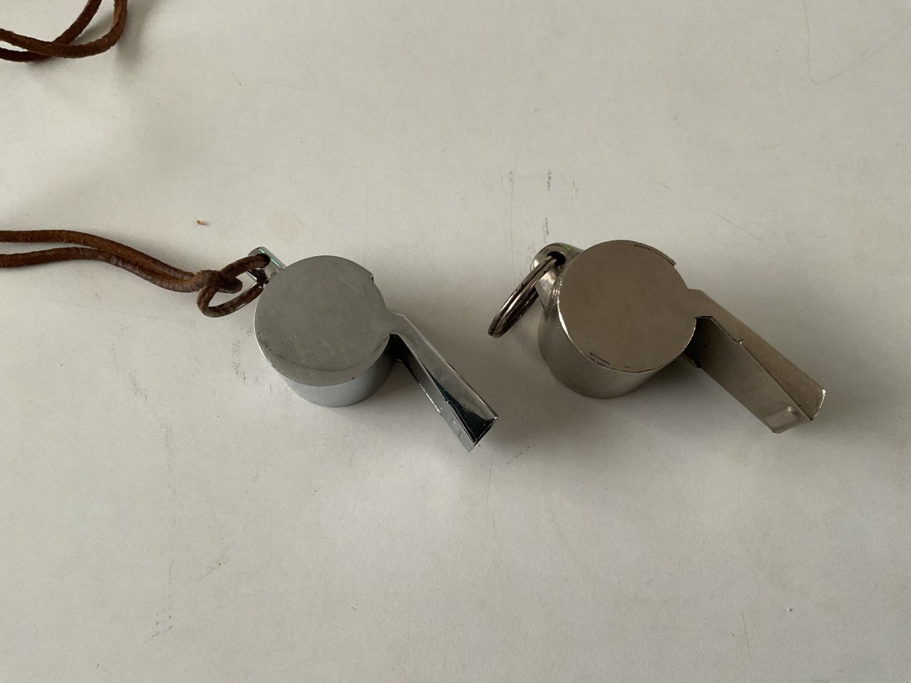 2 originele voetbalfluitjes. , beide gemaakt in Engeland.