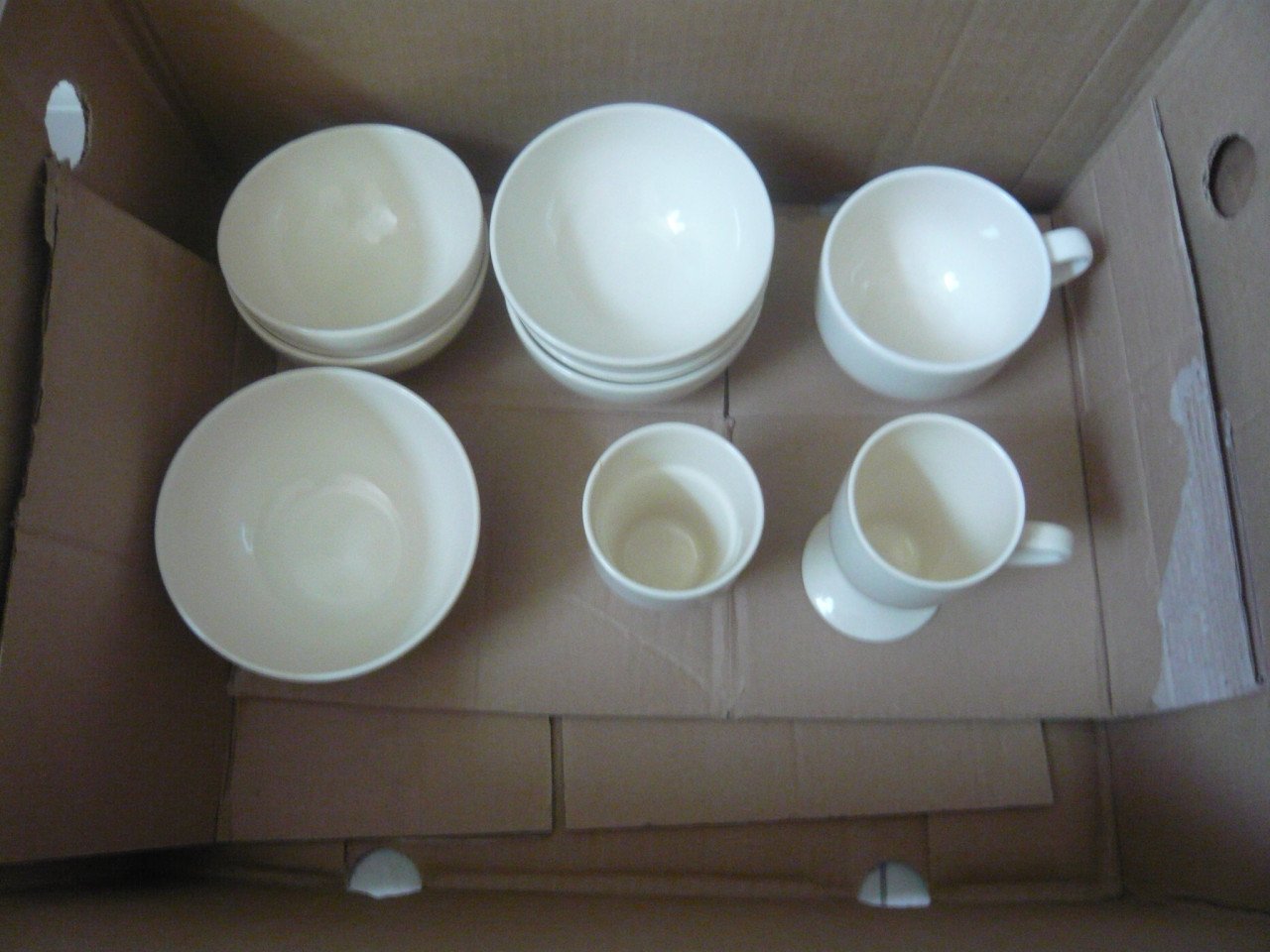 Doos vol Servies  / kop en schotels