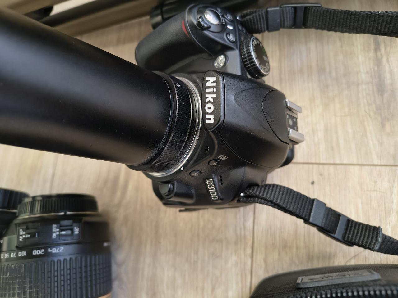 Nikon spiegelreflex camera met lenzen en accessoires