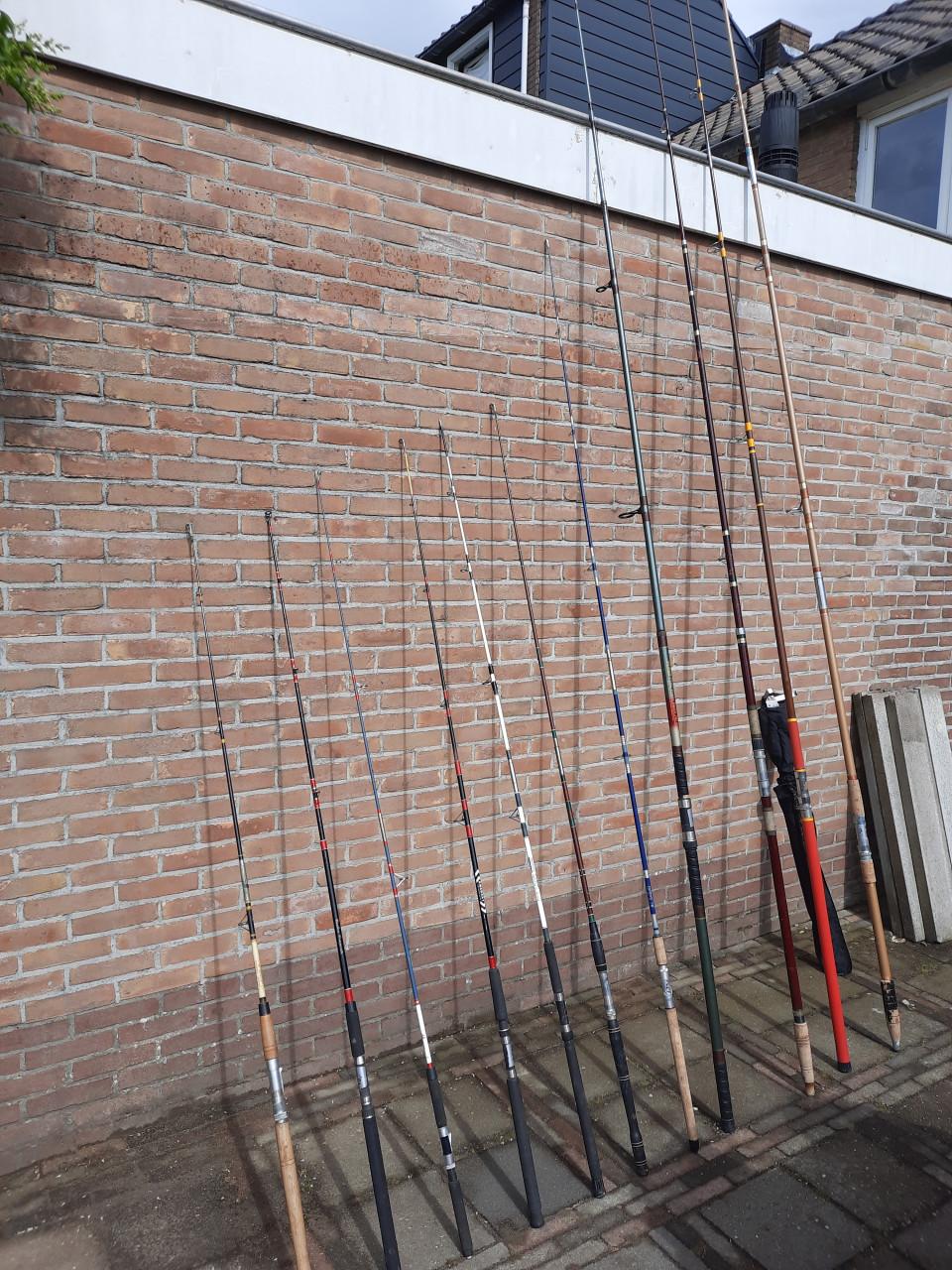 Partij hengels en molens strandhengel zeehengel boothengel karperhengel