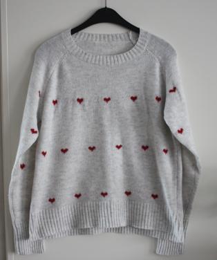 Wit grijze trui met rode hartjes maat l