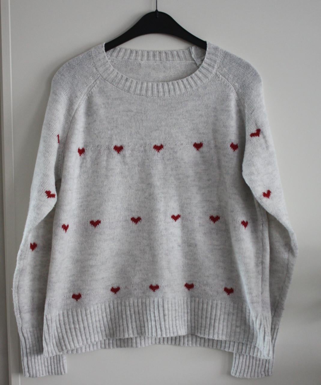 Wit grijze trui met rode hartjes maat l