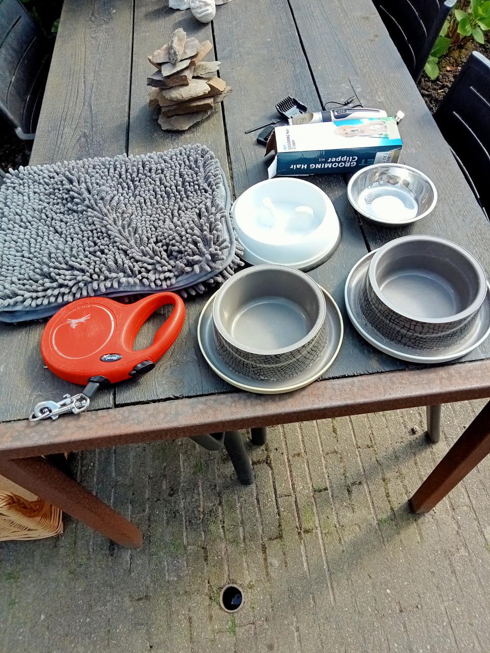 Eet en drinkbakken, handoek, tondeuze,schrokbak, lange lijn