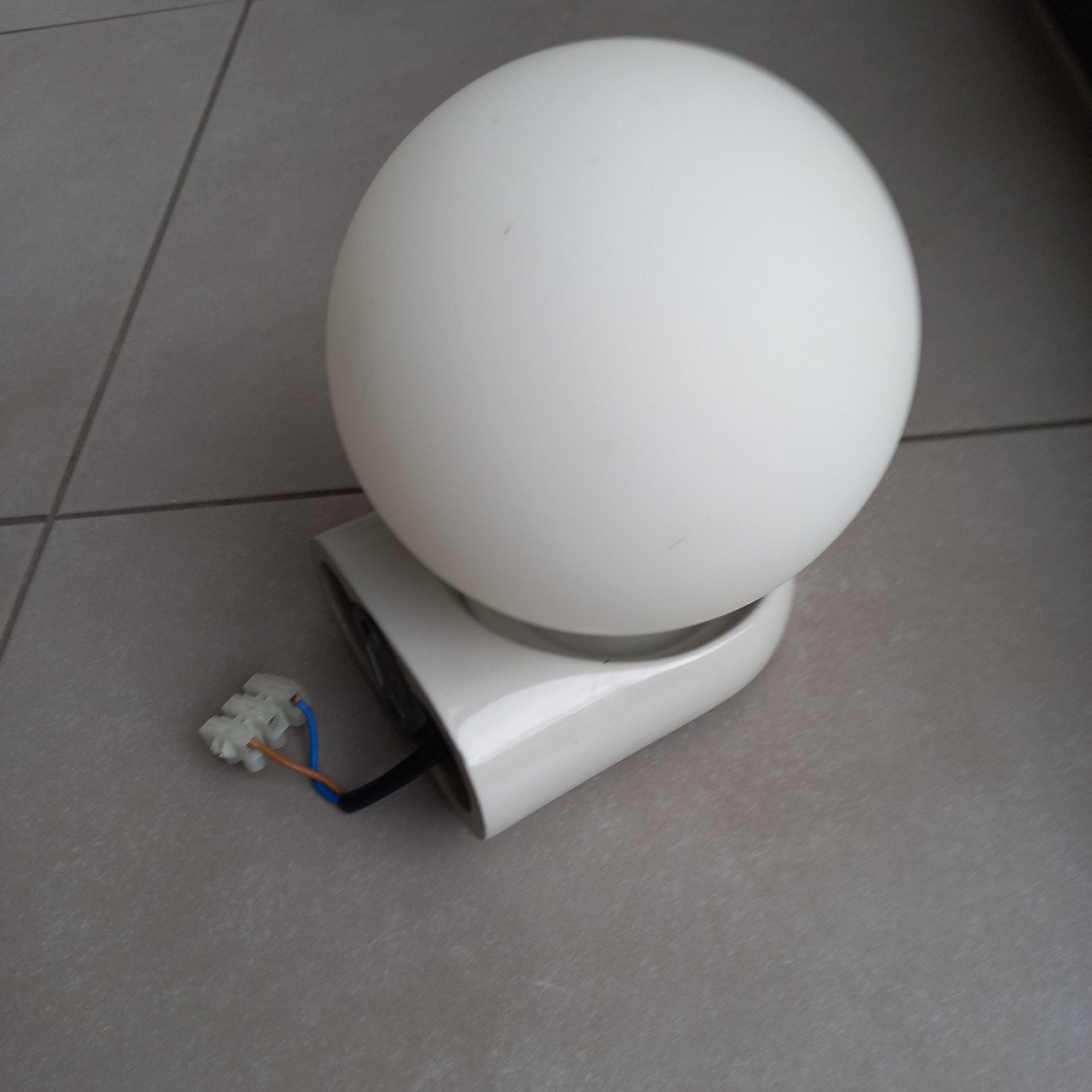 Vintage badkamer lamp van .E muller typ s1290 .