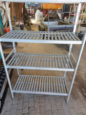 Te koop twee aluminium rekken.