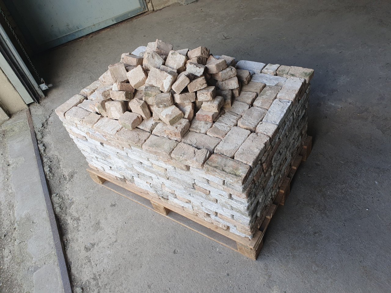 Oude ijsselsteentjes oftewel handvorm ijsselstenen op pallet.