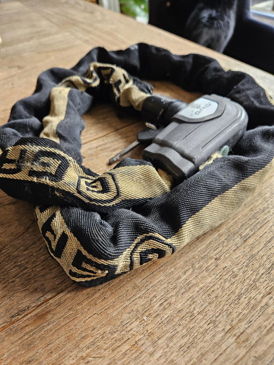 Zeer sterk en zwaar kettingslot van het merk GAD.