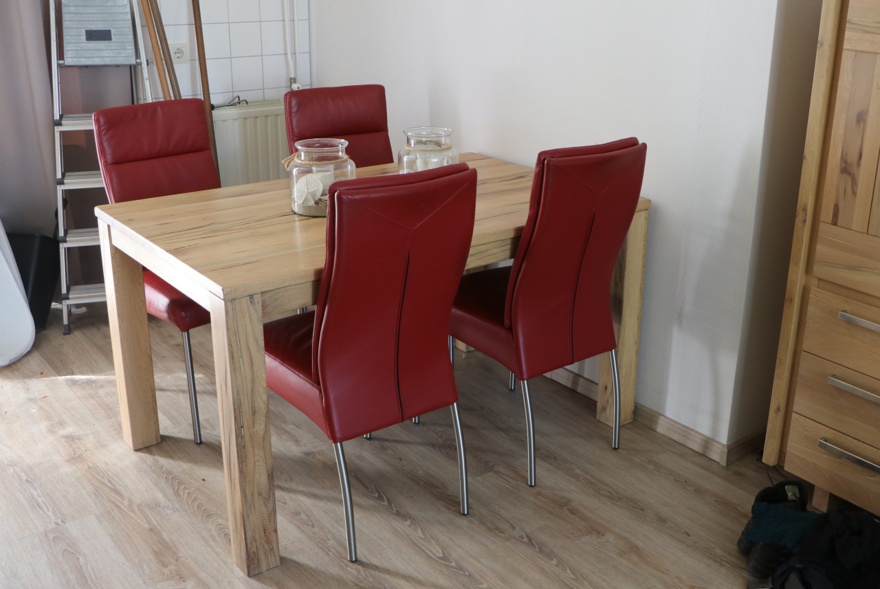 Tafel (Henders & Hazel) + 4 leren stoelen