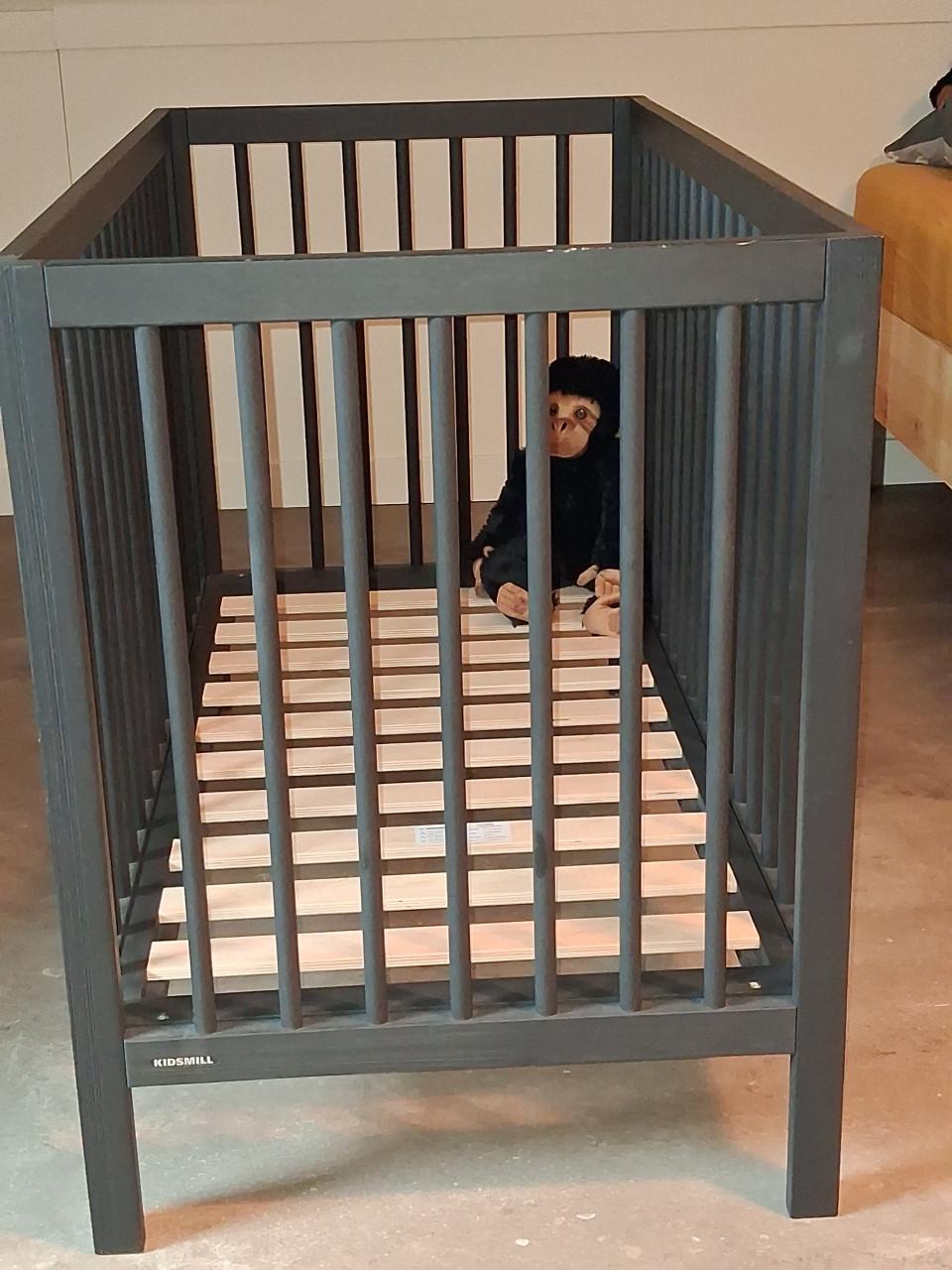 Ledikantje zwart met matras en toebehoren