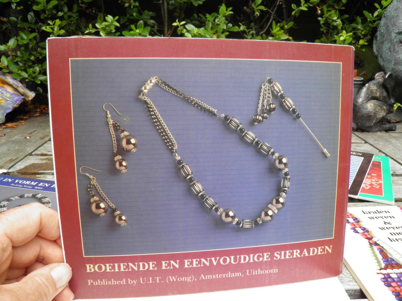 11 boekjes over sieraden maken en andere decoratieve technieken