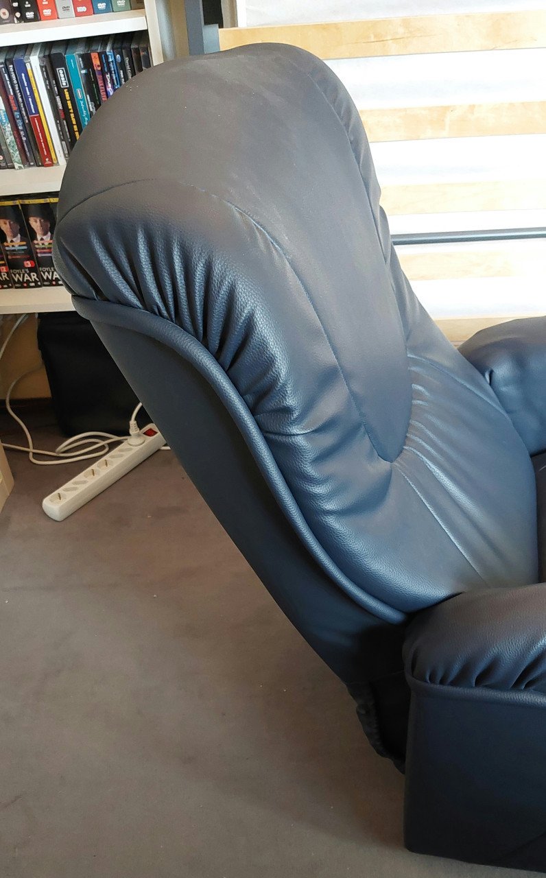 2 Relaxstoelen, donkerblauw kunstleer.