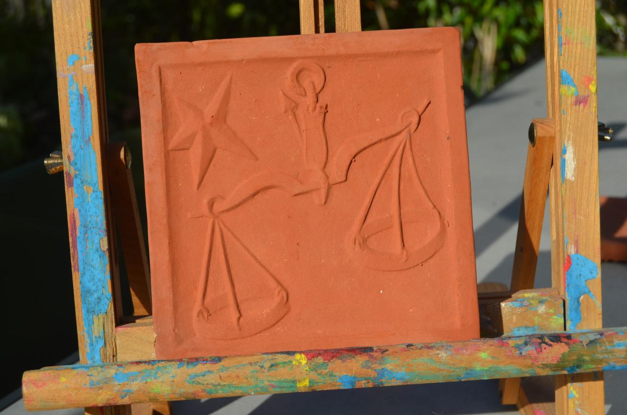 Verschillende terracotta tegels Sterrenbeelden/ Zodiac