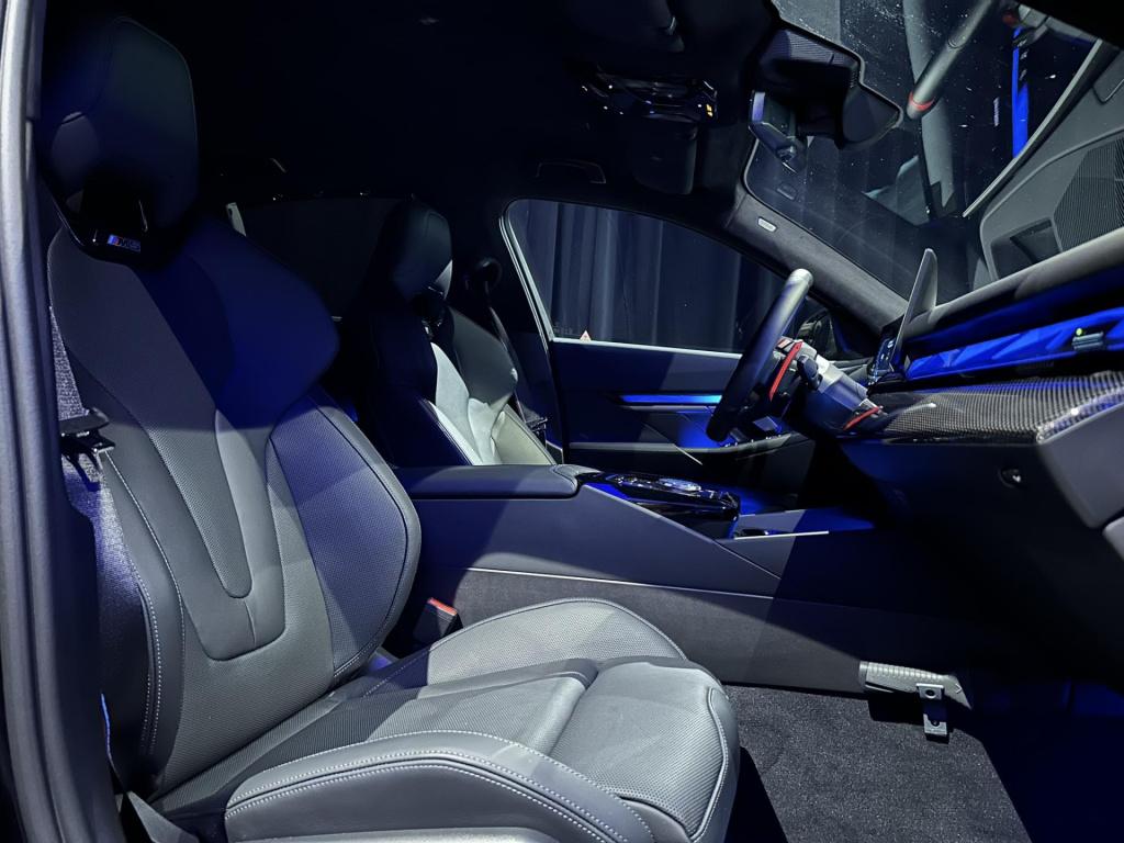 BMW M5 5-serie *limousine v8 m hybrid*carbon extr*b&w*alcantarahemel*nl-aut