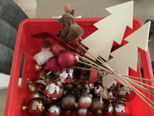 Volle doos met Kerstspullen, ballen, buitenverlichting. Alleen op te halen.