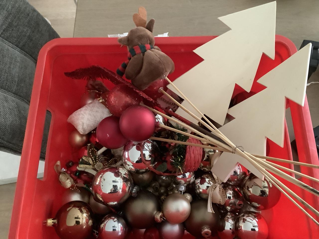 Volle doos met Kerstspullen, ballen, buitenverlichting. Alleen op te halen.