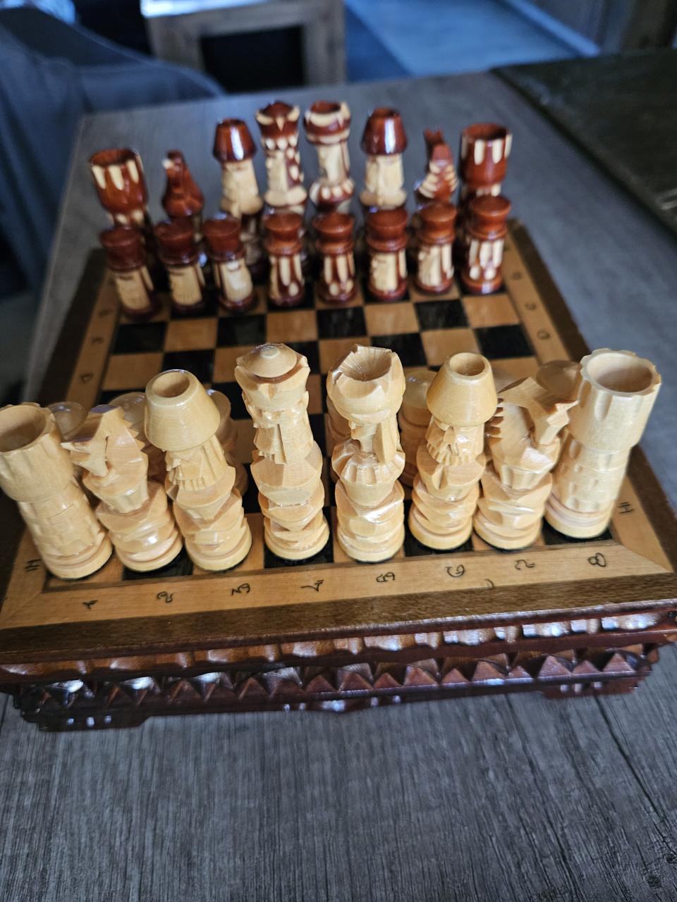 Prachtig handgemaakt houten schaakspel, mooi houtsnijwerk