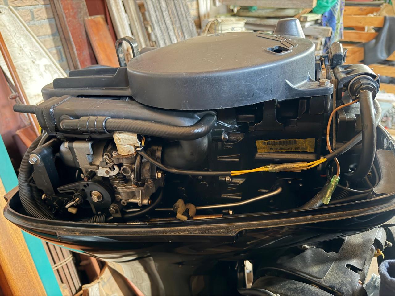 Boston Whaler 13 met Mariner 25pk 4takt buitenboordmotor.