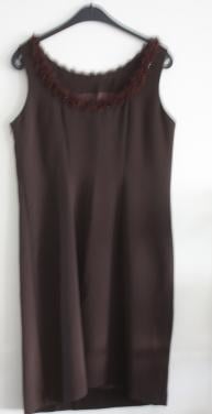 Nette bruine jurk met bewerkte hals maat 42